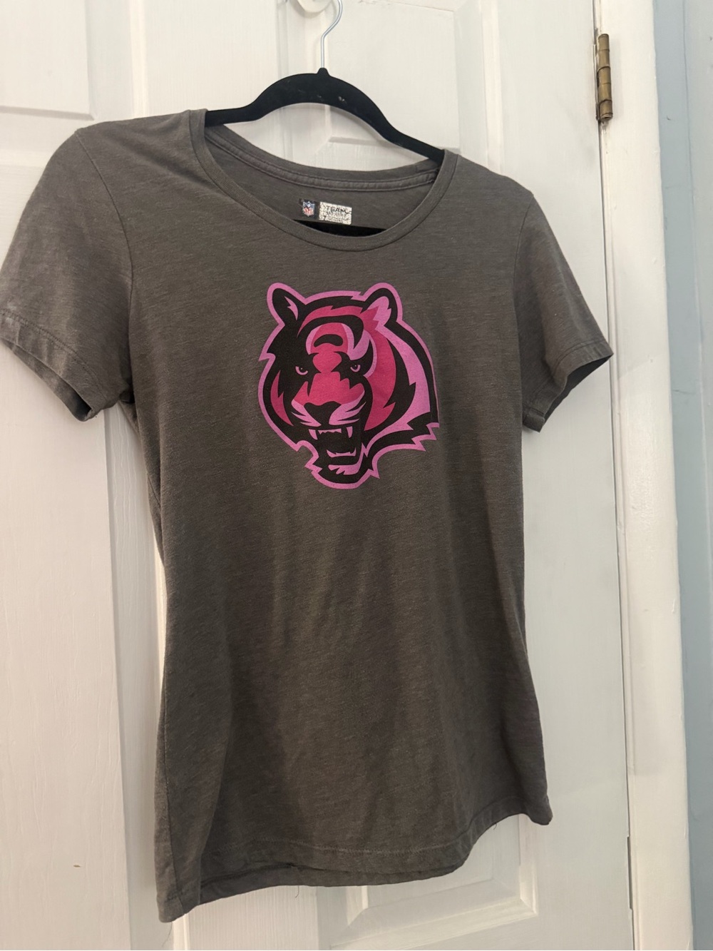 Cincinnati Bengals Women’s Medium Pink Tiger Logo NFL T-Shirt 2015